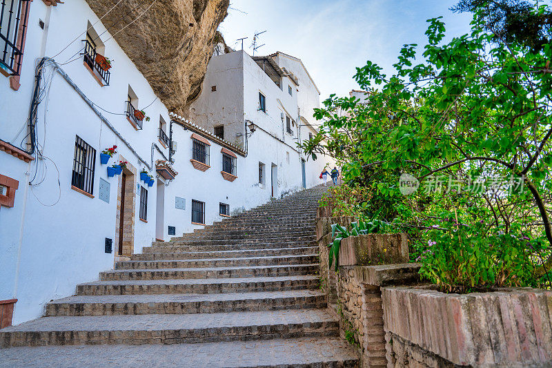Setenil de las Bodegas。典型的安达卢西亚村庄，白色的房子和街道，房屋建在里约热内卢Trejo上方的岩石上